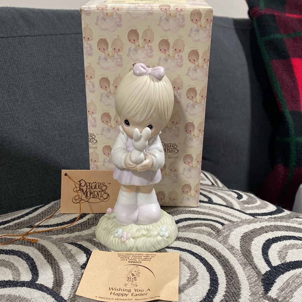 Vintage “Wishing You A Happy Easter”
Precious Moments Figurine 1987 ❤️